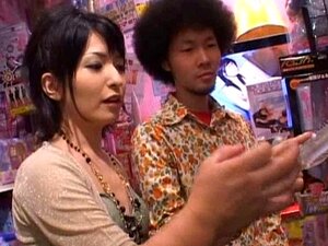 Japanische Schönheit Bekommt Ihre Behaarte Muschi In Einem Sexshop Vibriert. Japanische Wunderschöne Brünette Wird In Einem Sexshop Vibrieren