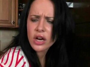 Kendra Lust Erwischt Katie St Ives Dabei, Wie Sie Ihren Freund In Der Küche Fickt