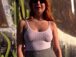 Beba U Mrežastim čarapama Puši Veliki Kurac Policajcu