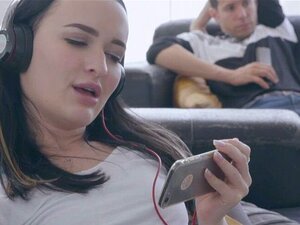 Ο θετός αδερφός Αλμπέρτο γαμάει την καυλωμένη θετή αδερφή του με στενό κώλο. Η Σάσα Σπάροου είναι ένα γλυκό κορίτσι που λατρεύει να αυτοϊκανοποιείται Μέχρι που μια μέρα αυνανίζεται στο σαλόνι ενώ ο θετός αδερφός Αλμπέρο βλέπει τηλεόραση. Την παρατήρησε κα