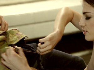 Пасторка слаткица жели татин курац у својој мокрој пички. Пасторка слаткица Кристен Скот одлучила је да жели татин велики курац дубоко у својој мокрој пички пре него што мама дође кући