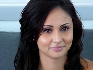 HD - CastingCouch-X Врућа Ариана Мари жели да се јебе на каучу за кастинг