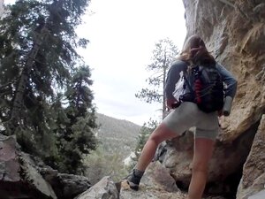 Велике сисе аматерска нимфоманка јебе очуха жестоко у шатору POV Јавност - сексуално узбуђено планинарење