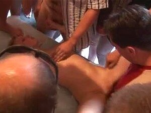 Europese Blonde Krijgt Creampies Uit Een Kamer Vol Pikken, Deze Slet Is Blij Om Elke Lul Die Ze Kan Vinden Te Trekken, Te Pijpen En Te Neuken. Ze Ligt Naakt Terwijl Mannen Haar Neuken En Volspuiten