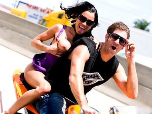 Vroom Vroom!, W Tym Tygodniu Mamy Adrenalinę Wypełnioną Fuck Team 5. Byliśmy Z Renae Cruz, Satine Phoenix, Emy Reyes I Rosario Stone Na Wakacjach W Drodze Do Miami. Podczas Drogi Do Miami Dziewczyny Przyciągnęły Uwagę Jakiegoś świeżego Motocyklisty Sporto