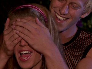 Јебена свежа жена на столу за новац. Јебем је за паре