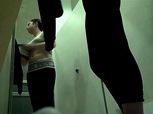 Atrakcyjne Amatorskie Laski Podglądają Pod Spódnicą W Publicznym Sklepie