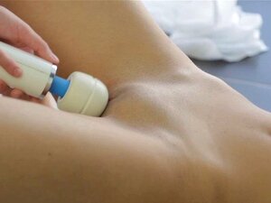 Слатка лезбејка свршава док је играју