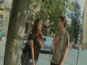 Привлачна пунолетна слаткица у жестоком чину