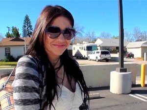 Teef Zuigt Lul In De Auto. Teef Zuigt De Lul En Wordt Hard Geneukt In De Auto