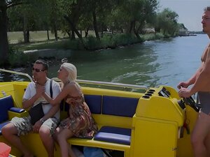 Erlebe Ein Wildes Bootsabenteuer, Bei Dem Die Unartige Ehefrau Eines Freundes In Unvergesslichen Freuden Schwelgt. Sie Verwöhnt Dich Mit Ihrem Mund, Ihren Händen Und Vielem Mehr. Bereite Dich Auf Eine Hardcore-Session Vor, Die Mit Einer Befriedigenden Ges