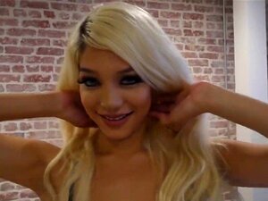 Leckere Bubble-Butt-Süße Wird Von Einem Steifen Fetten Kolben Durchgeknallt. Kurvige Blondine Hat Ein Schönes Gesicht Und Einen Gottähnlichen Arsch, Der In Einem Doggy-Tight-Cum-Eimer Verdammt Heiß Ist