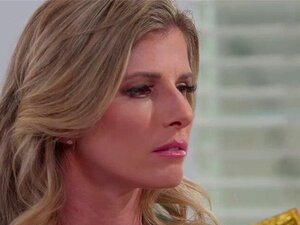 MILF Cory I Slatkica Piper Ližu Pičke I Prstima Se Igraju. Piper Spušta Slušalicu I Trči Dolje I Zatiče Mamu Kako Drži Jedan Od Svojih Kondoma. Ubrzo Njezina Mama Zahtijeva Objašnjenje Koje Ih Vodi U Seks, Cory Obećava Da će Ovo Zadržati Između Njih Dok J