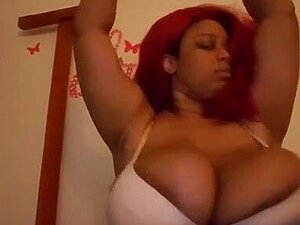 Ζήστε την απόλυτη ηδονή με αυτήν την τολμηρή και όμορφη Ebony BBW στο λεωφορείο. Αφεθείτε στους μεγάλους φυσικούς μαστούς της Mama και αφεθείτε στη στιγμιαία απόλαυση.