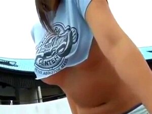 Heiße Asiatische College-Göre Unter Titten. Heiße Asiatische Hochschule Unter Titten