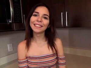 Моја слаткица полутинејџерка Лексиус Лав обећала ми је пушење и дошао сам да скупим