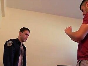Harige Politieagent Neukt De Kont Van Een Ander, Twee Politieagenten Gaan Voor Handjobs En Anale Seks Met Een Harige Top En Neuken Een Lange Harde Orgasme Uit Zijn Vriend