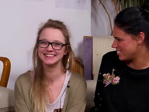Ersties: Geile 22-jährige Hamburgerin Stellt Was Heißes Mit Freundin An