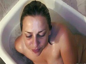 Дебела Италијанка се купа у сперми