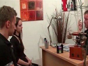 Француска слаткица са малим сисама добија тврдо анално јебање