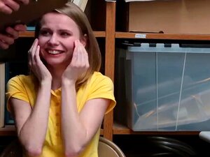 Płacząca Rosyjska ślicznotka Złodziejka Ukarana Przez Oficera LP