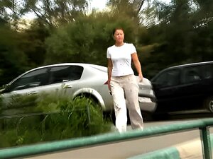 Erlebe Den Nervenkitzel Einer Heißen Schönheit, Die Ihre Wildesten Outdoor Wünsche Auslebt. Sieh Zu, Wie Sie Sich Ihrer Neigung Zur öffentlichen Erniedrigung Hingibt Und Dich Gefesselt Und Nach Mehr Verlangen Lässt.