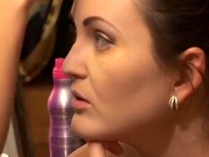 Невероватна порно звезда у лудом стреит порнићу. Бернадета је слатка аматерка иза сцене, али не би препознао ову тиху даму док вришти и стење са курцем у дупету. Њене две одвојене стране су увек забавне за гледање,