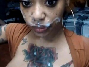 То је огромна количина сперме за ову црну лепоту са великим сисама. То је огромна количина сперме за ову црну рибу са великим сисама