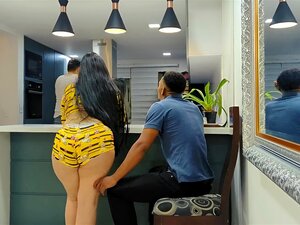 De Meest Uitstekende Bondgenoot Van Mijn Echtgenoot Rioc Bezoekt Ons En Slaat Me Stiekem In De Keuken