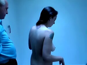 Bekijk Hoe Een Verwarde Stiefkleindochter Tegen Haar Zin Uitgekleed En Gewassen Wordt, Voordat Ze Een Straf Ontvangt Die Haar Blootstelt En Vernedert. Bereid Je Voor Op Een Opwindende Ervaring!