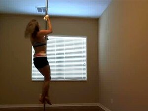 Webcam девојка показује своје ставове, скида се, тресе гузом крупним кадровима