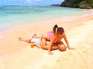 Honoka Japanska Cura Ima Seks Na Plaži, Honoka Uživa U Vremenu Na Plaži. Ona Je Vruća Milf, S Dlakavom Pičkom Koju Drži Skrivenu U Bikiniju. Njena Pratnja Uživa U Lizanju Pičke I Sjedenju Na Licu Dok Mu Puši Kurac. Voli Puno Toga
