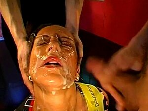 Пушење са дебелим спермом. Напаљени фрајери излажу своју задовољну сперму на лепотином лицу