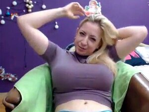 Busty Blonde MILF Die Plaagt, Kijk Meer Van Haar Op UlaCam Com. Blonde Milf Schudt Haar Grote Tieten En Masturbeert