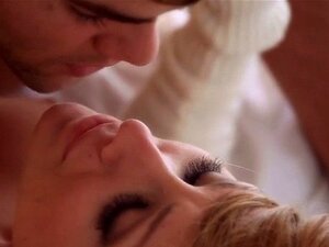 Exakt Fitta Slickas Hårt. Piercad Tjej Stönar Från En Bedårande Fittslickningssession