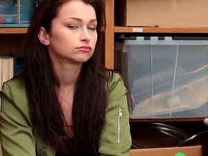 Beveiliger Neukt Een Brunette Dief. Hij Werd Opgewonden Toen Hij Een Brunette Meisje Betrapte Terwijl Ze Aan Het Stelen Was Omdat Hij Haar Had Verteld Zijn Grote Lul Te Zuigen Voordat Hij Haar Neukte