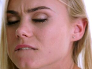 Лепотица са укусом пичке. Лепотица са укусом вагине се јебе и добија сперму по лицу у Hd