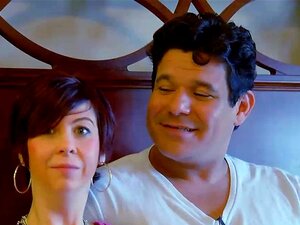 Pareja Amateur Es Swinger Por Primera Vez. Pareja Amateur Es Swingers Por Primera Vez Y Se Une A Un Montón De Otras Parejas Más Experimentadas Para Una Orgía