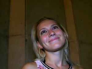 Sehe Zu, Wie Eine Sexy Ungarische Blondine In Einem Aufregenden Nächtlichen Treffen Mit Einem Mysteriösen Fremden Eintaucht. Sie Wird Plaudern, Geld Nehmen Und Einen Unvergesslichen POV-Blowjob Geben, Bevor Sie Im Freien Von Einem Riesigen Schwanz Durchge