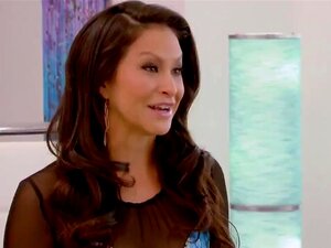 Свингер секси даме гледају једна другу у очи док пуше велики курац у Ре