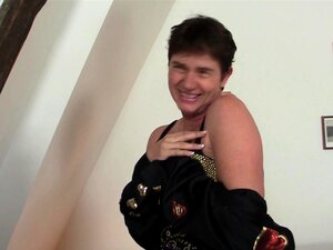 Два другара покупе стару бабу са улице