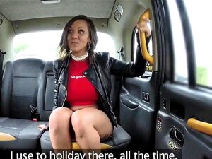 Женске лажне такси девојке са тетоважама прскају и мастурбирају са секс играчкама