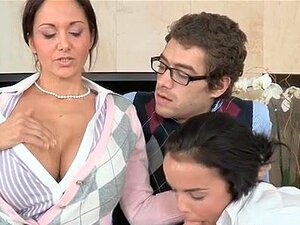 Podniecające I Lubieżne Trójkąty, Gorąca Mama Dzieli Się Swoją Cipką Ze świeżą Parą