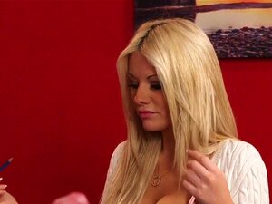 Isotissinen Cfnm-taiteilija Domina. Isotissinen CFNM-taiteilija Domina Luonnostelee Kyrvän Nykimistä Alaston Anaalimalli