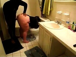 Η καμπυλωτή μελαχρινή έχει έναν μαύρο τύπο που της γαμάει το μουνί από πίσω