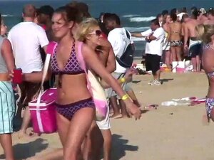 Babes Hebben Plezier Op Het Strand. Groep Van Weelderige Bimbo's Begon Nogal Stout Te Acteren Tijdens Een Fantastisch Strandfeest