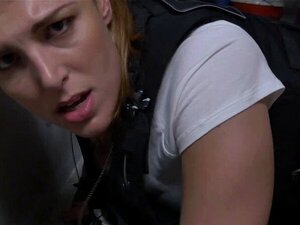 Czarny Facet Zostaje Przyłapany Przez Dwóch Napalonych Policjantów, Którzy Chcą, żeby Jego Kutas Go Dosiadał. Czarny Facet Zostaje Przyłapany Przez Dwóch Napalonych Funkcjonariuszy Policji, Którzy Chcą, By Jego Kutas Go Dosiadał. Sprawdź Pełne Wideo Na St