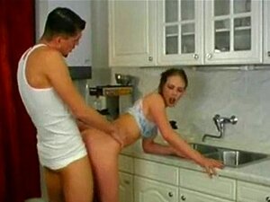 Hardcore Analno Jebanje U Kuhinji