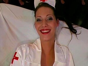 L'infirmière MILF Viktoria Sait Comment Soulager Toutes Ces Bites Dures