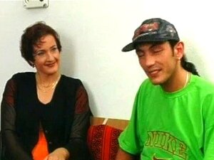Курваста зрела бринета добија своју мокру